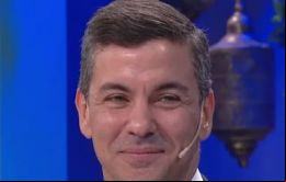 Cuando la anfitriona Juana Viale le preguntó cómo dirigirse correctamente, Peña respondió: Prefiero que me llames Santi.