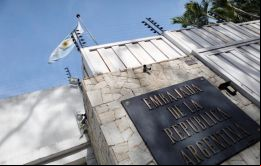 El Gobierno de Milei instó a Maduro a velar por el bienestar de la misión diplomática y de las personas allí protegidas