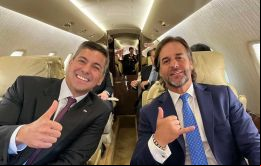 Ambos mandatarios abordaron un avión de la Fuerza Aérea Paraguaya luego de asistir a un evento de la Confederación Sudamericana de Fútbol (Conmebol)