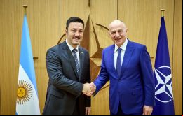 Petri (izq.) se reunió en Bruselas con el vicesecretario general de la OTAN, Mircea Geoana
