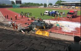 Ambos helicópteros volaban en formación cuando uno de ellos chocó inadvertidamente con el rotor del otro, provocando la caída en picado de ambas aeronaves.