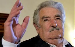 Morirse, hay que morirse. Pertenecemos al mundo de las cosas vivas, y en el mundo de las cosas vivas se nace signados para morir. Por eso la vida es una aventura formidable, reflexionó.