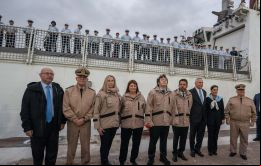 Milei y su séquito vistieron chaquetas de la PNA en el acto