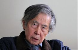 Fujimori, de 85 años, fue visto caminando por Lima de buen humor días antes de ser internado en una clínica 