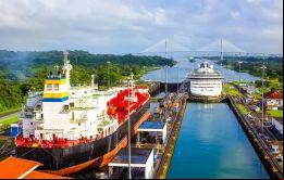 El Canal de Panamá utiliza el agua dulce de dos lagos locales para llenar las esclusas por las que los buques cruzan del Océano Atlántico al Pacífico y viceversa