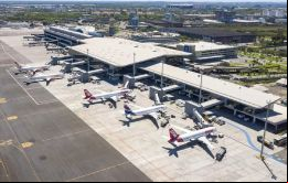 Se aconsejó a los viajeros que se pongan en o con las compañías aéreas para obtener más información sobre sus vuelos