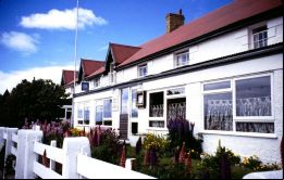 El viejo edificio sobre la rambla de Stanley, y referencia para visitantes a las Falklands, The Upland Goose Hotel. Foto: Mike Leavenworth