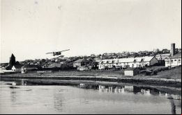 Un hidroavión Beaver sobrevolando Stanley