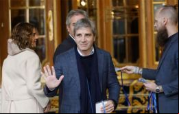 Argentina aún necesita levantar el cepo que mantiene la paridad entre el peso local y el dólar estadounidense, explicó Caputo