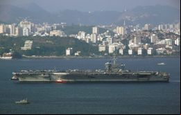 La nave botada en 1990 transporta aviones F/A-18F Super Hornet y F-35C Lightning II, entre otros