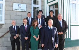 El Foreign Secretary Lord Cameron con  de la Asamblea Legislativa durante su reciente visita a las Falklands 