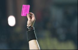 Se utilizará una tarjeta rosa para anunciar que la sustitución adicional ha sido recomendada por los médicos del equipo