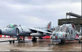 El Sea Harrier y el Lynx, son preparados por un equipo especial para el largo viaje a las Falklands para su nueva morada 
